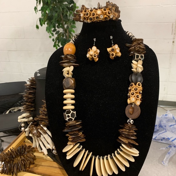 Unique beaded necklace - Picture 5 of 11